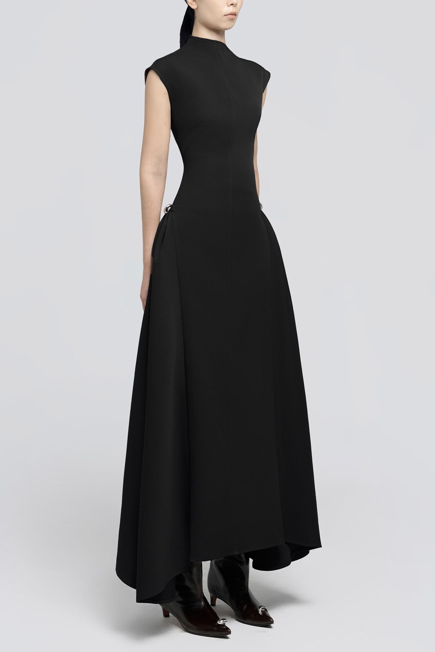 Vestido midi acampanado de traje de sarga