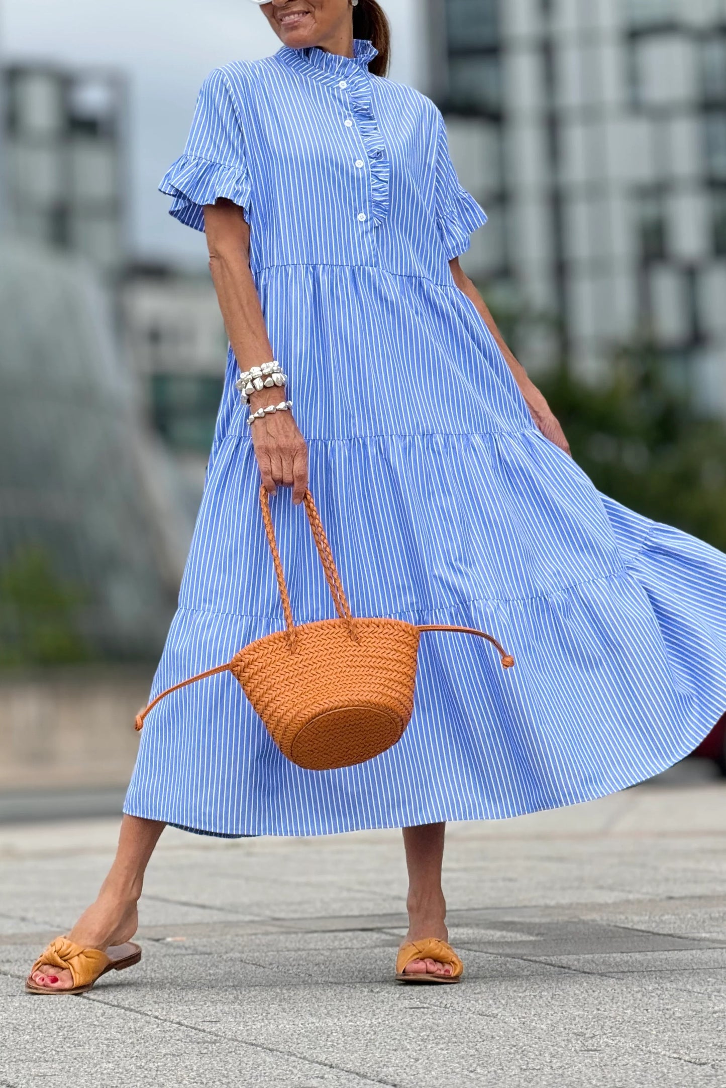 Vestido largo de lujo con botones, cinturón y rayas