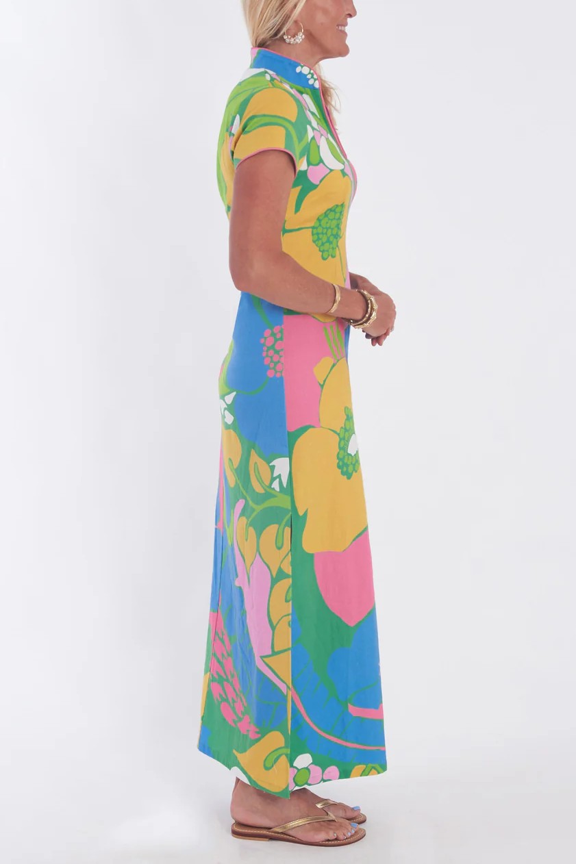 Vestido largo estampado con escote en V y dobladillo con abertura