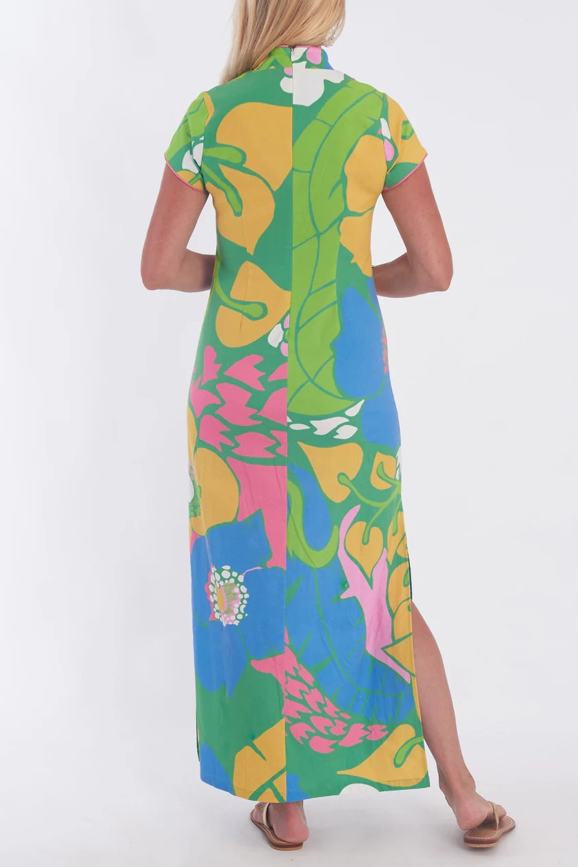 Vestido largo estampado con escote en V y dobladillo con abertura