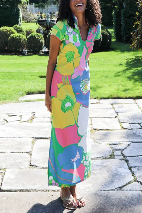 Vestido largo estampado con escote en V y dobladillo con abertura
