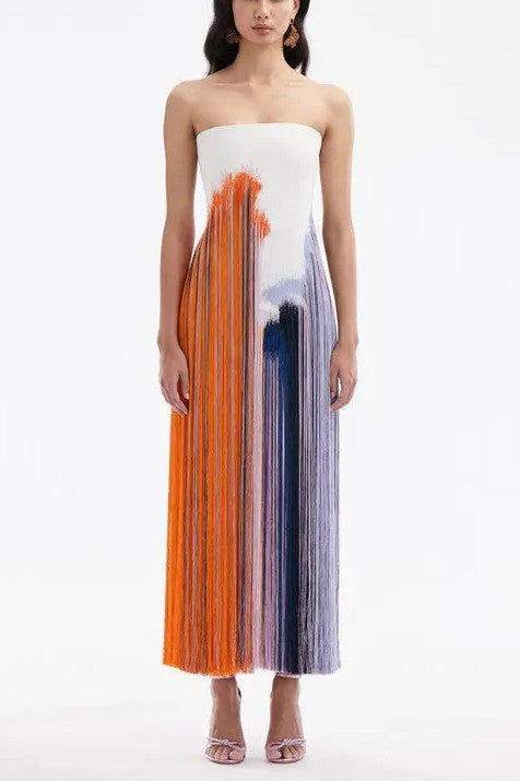 Vestido de cóctel con flecos y pinceladas abstractas
