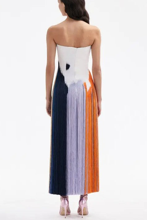 Vestido de cóctel con flecos y pinceladas abstractas