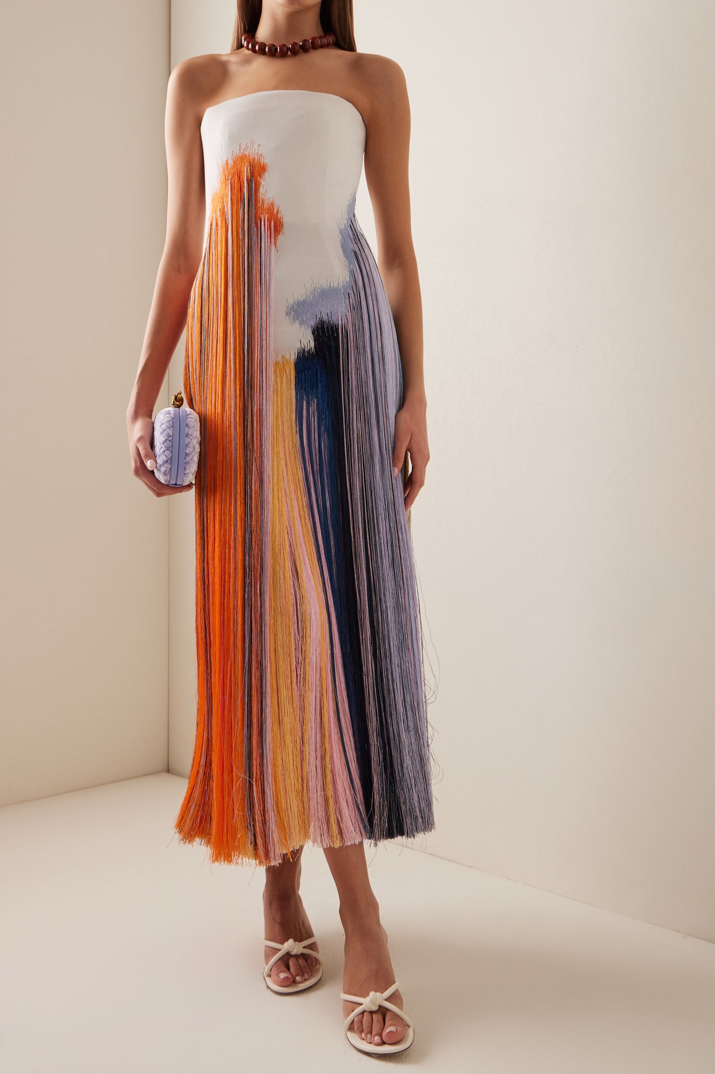 Vestido de cóctel con flecos y pinceladas abstractas