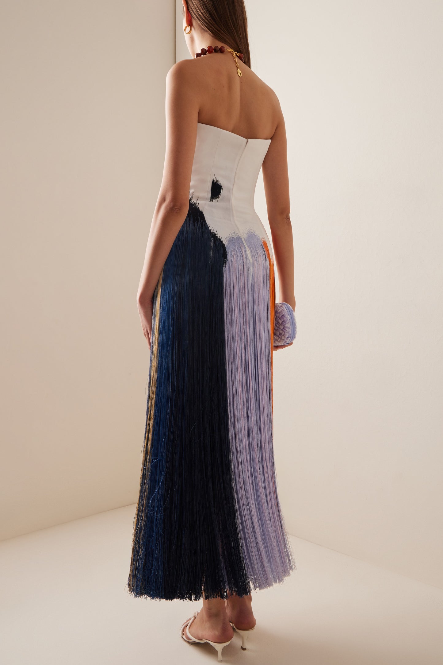 Vestido de cóctel con flecos y pinceladas abstractas