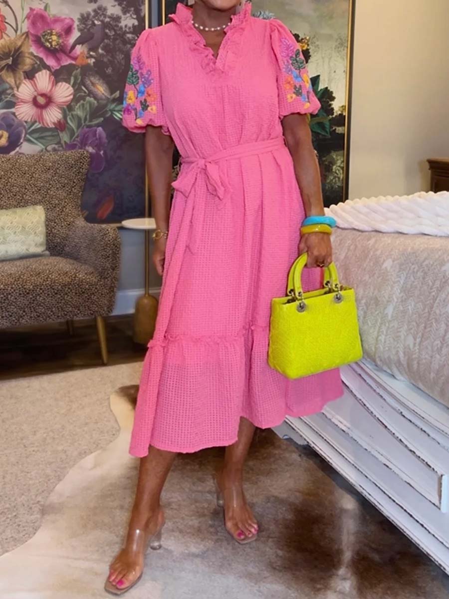 Vestido midi con cinturón y mangas cortas con volantes