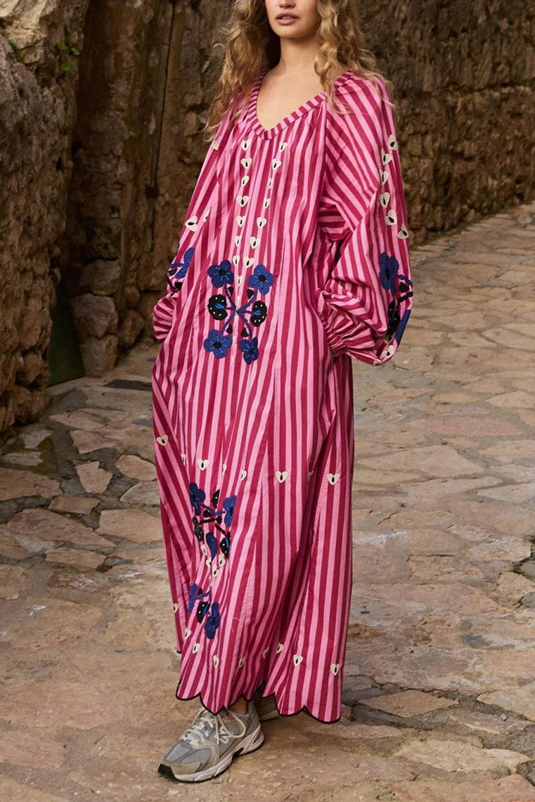 Vestido largo de rayas con estampado bordado y mangas largas