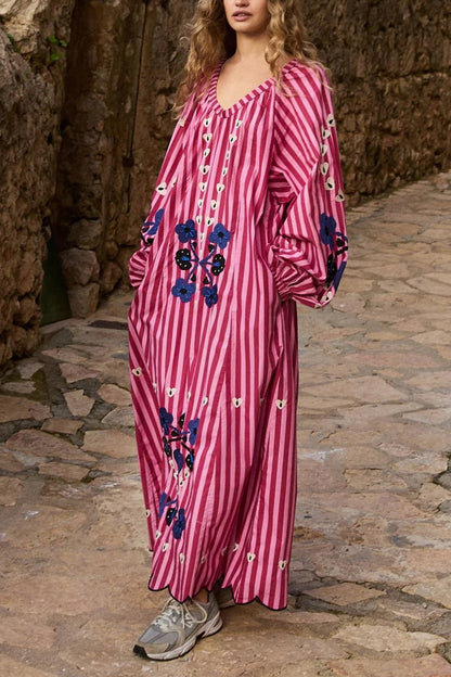 Vestido largo de rayas con estampado bordado y mangas largas