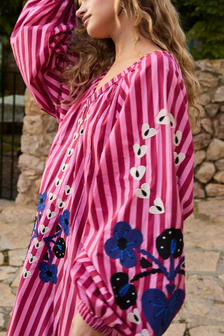 Vestido largo de rayas con estampado bordado y mangas largas