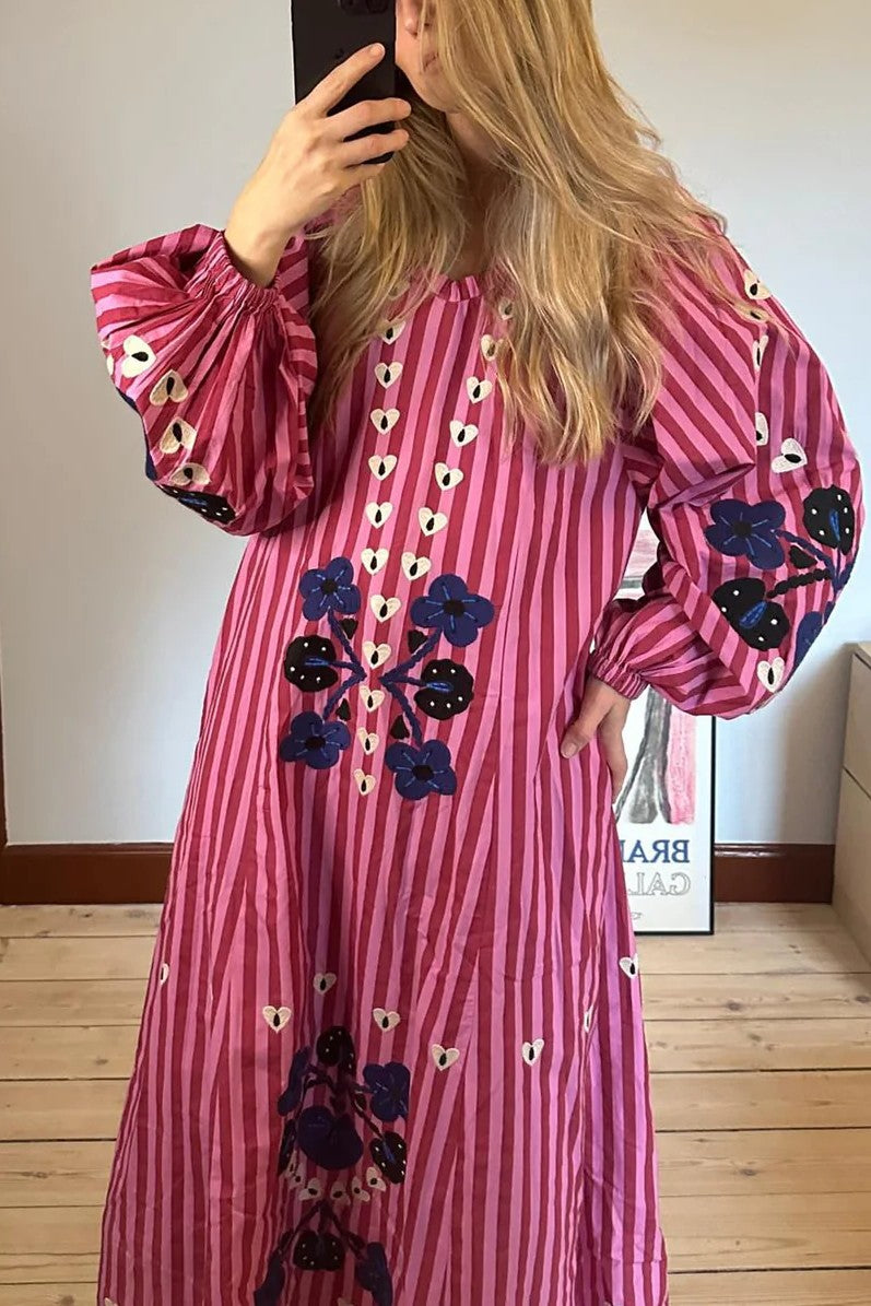 Vestido largo de rayas con estampado bordado y mangas largas