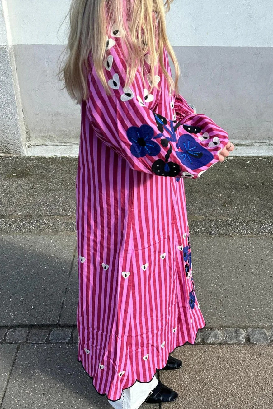 Vestido largo de rayas con estampado bordado y mangas largas