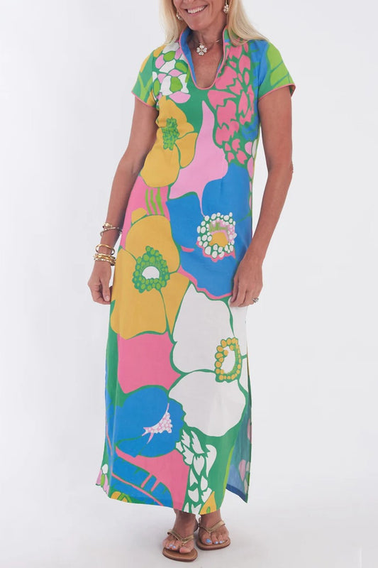 Vestido largo estampado con escote en V y dobladillo con abertura