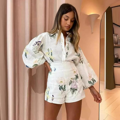 Conjunto de camisa y pantalones cortos florales