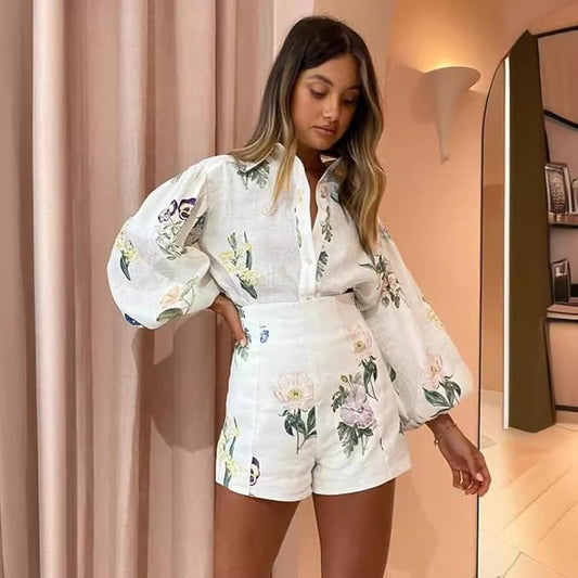 Conjunto de camisa y pantalones cortos florales