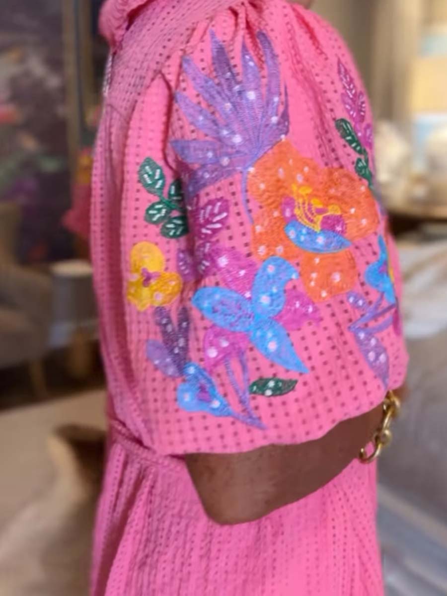 Vestido midi con cinturón y mangas cortas con volantes