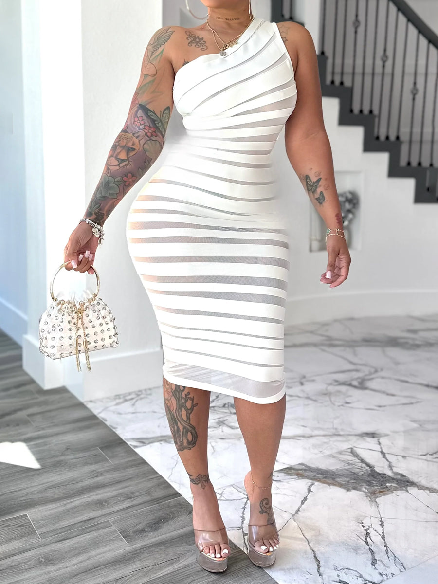 Vestido sexy de malla con un solo hombro y parches