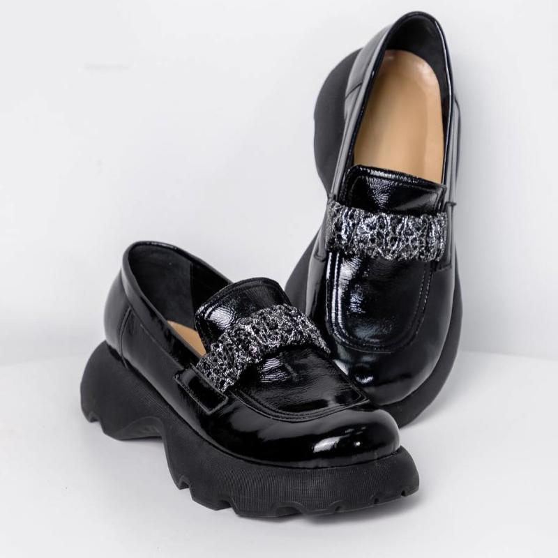 Chic Patent Leather Crinkled Silver Leopard Print Loafers