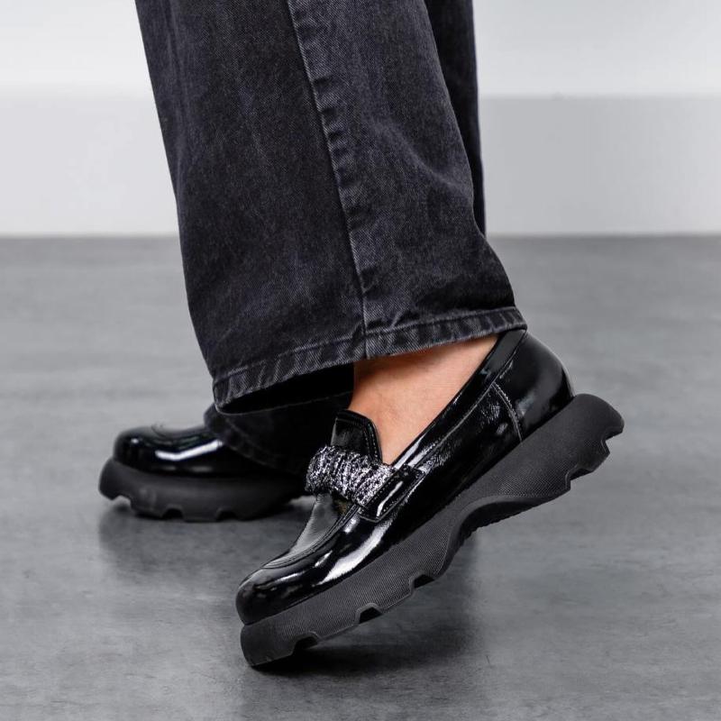 Chic Patent Leather Crinkled Silver Leopard Print Loafers