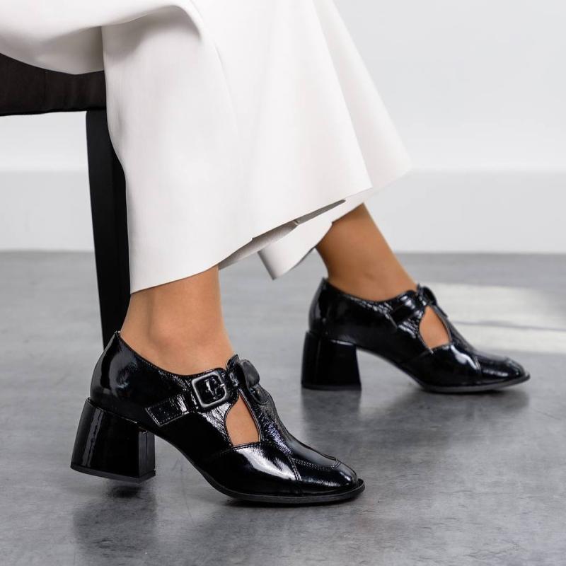 Chic Patent Leather Stitching Buckle Shoes